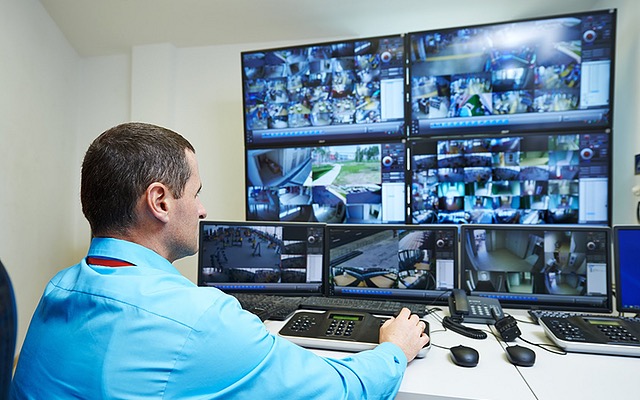 Funcionário operando sistemas de segurança